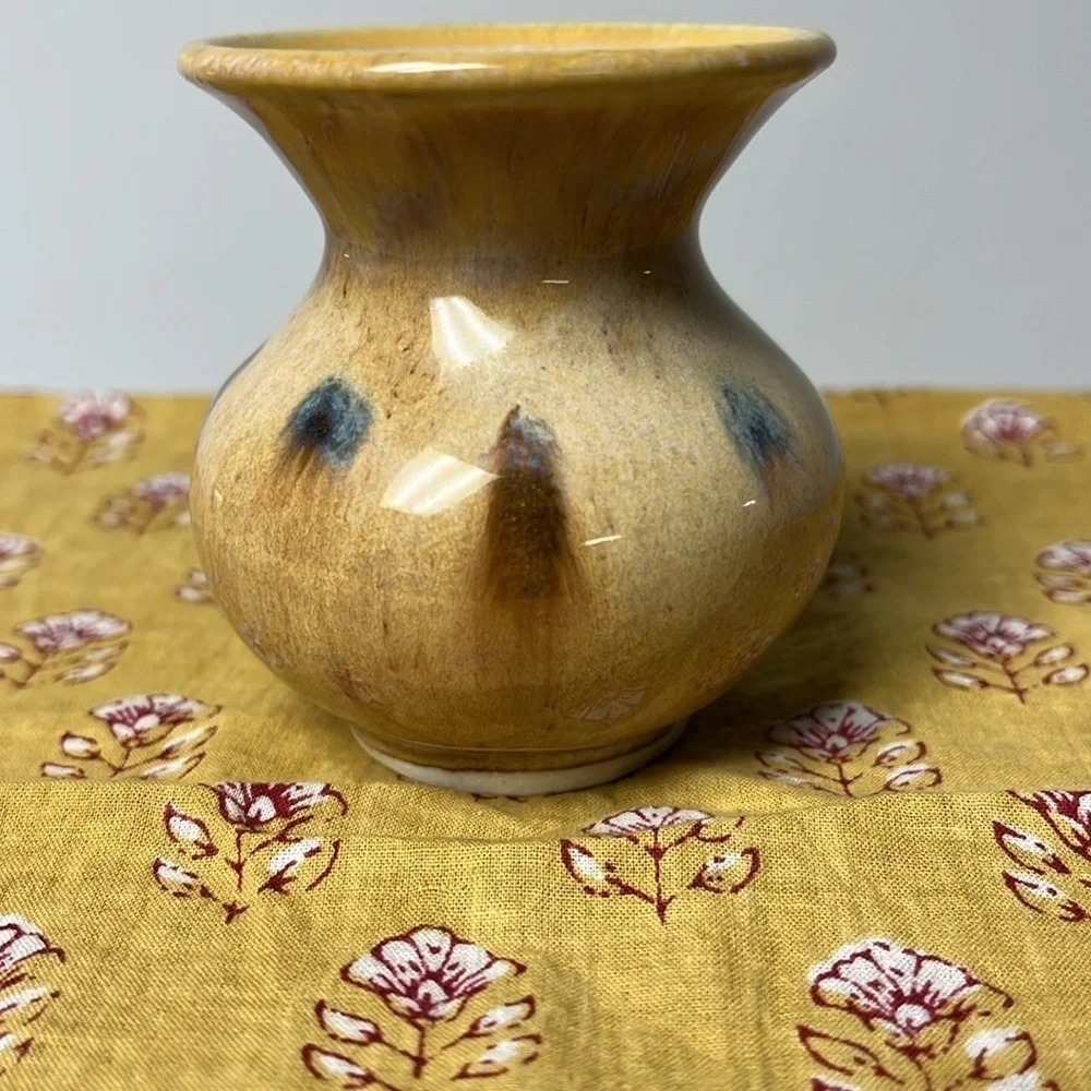 VINTAGE MINI POTTERY VASE